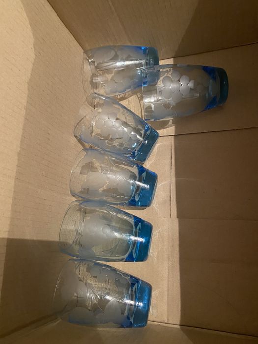 Стакани біло-сині