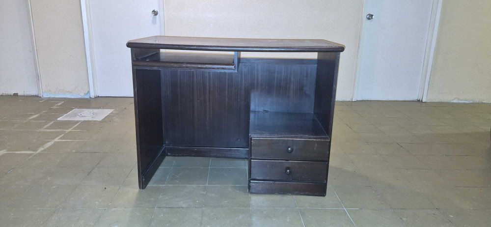 Secretária computador escura