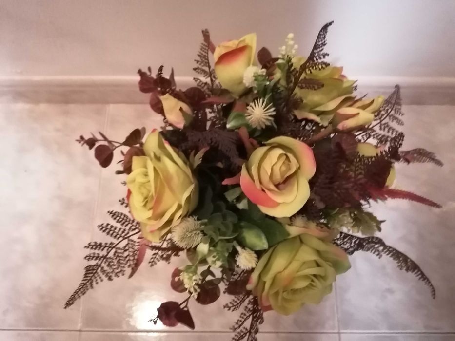 Arranjo de flores artificiais em taça dourada