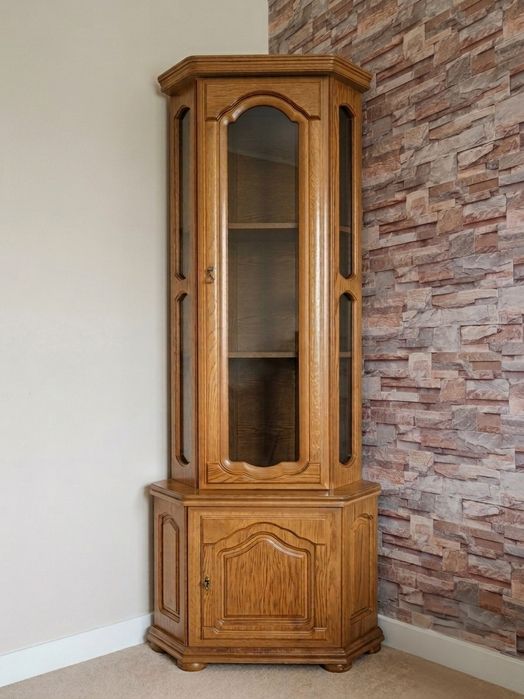 Zestaw 3 dębowych mebli do salonu - witryna rogowa, witryna, komoda.