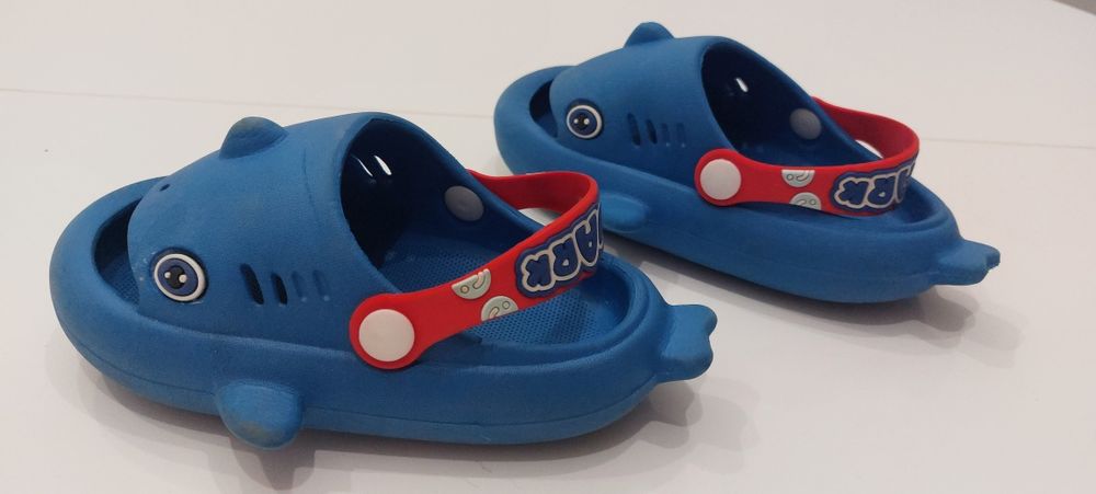 Klapki piankowe Shark