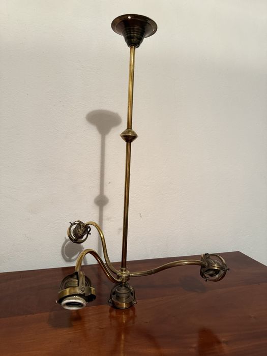 Candeeiro de sala antigo, em latão com 4 túlipas