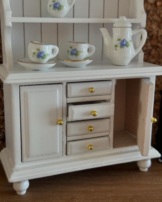 Меблі у ляльковий будинок