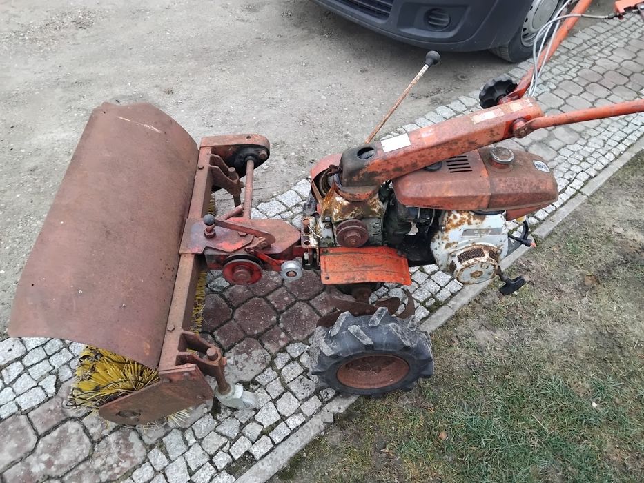 Traktorek jednoosiowy Iseki dzik z zamiatarką  glebogryzarka