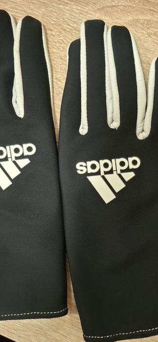 черные перчатки Adidas с белыми деталями