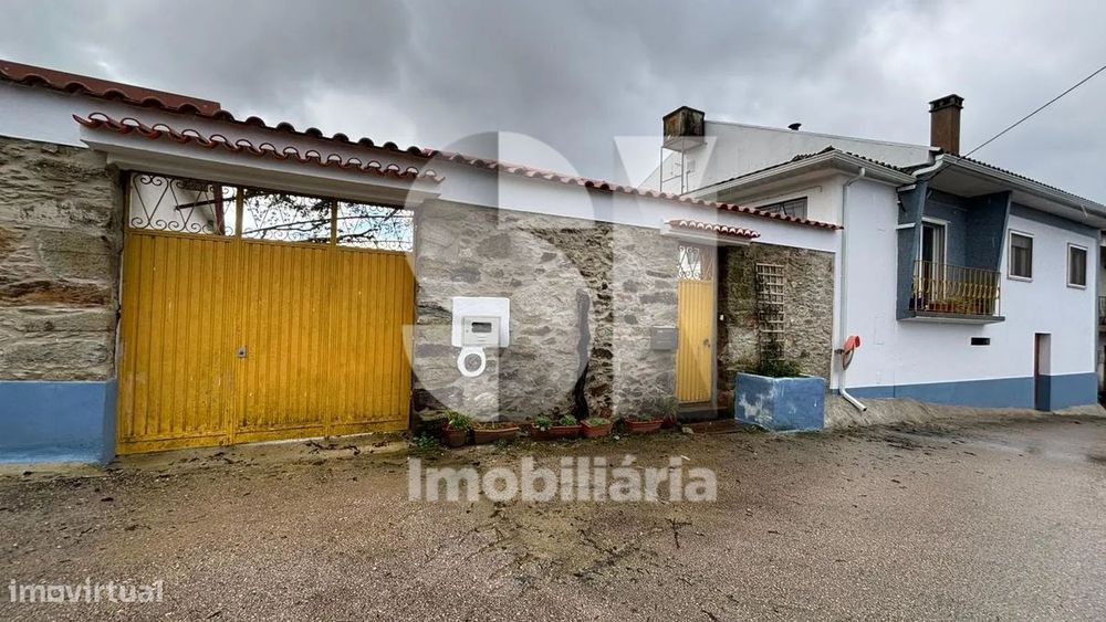 Moradia T3 com anexo e terreno / Vila Nova de Poiares