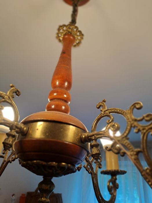 Piękny 4 ramienny żyrandol, mosiądz i drewno