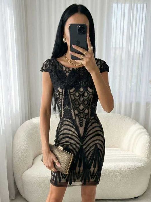 Czarna sukienka koronkowa Showny | Efekt nude | Rozmiar M 38