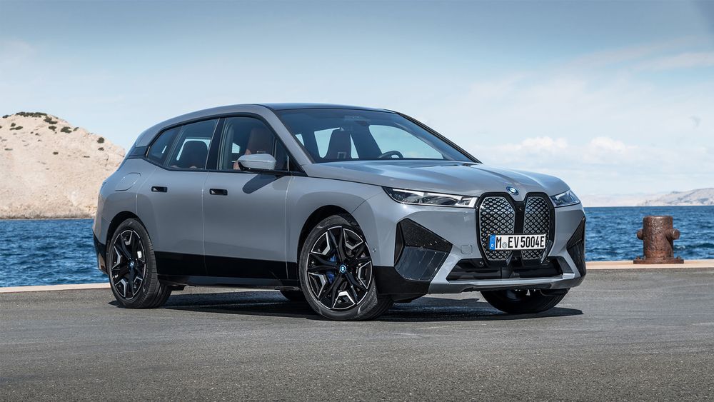 Szare BMW iX z prawej strony