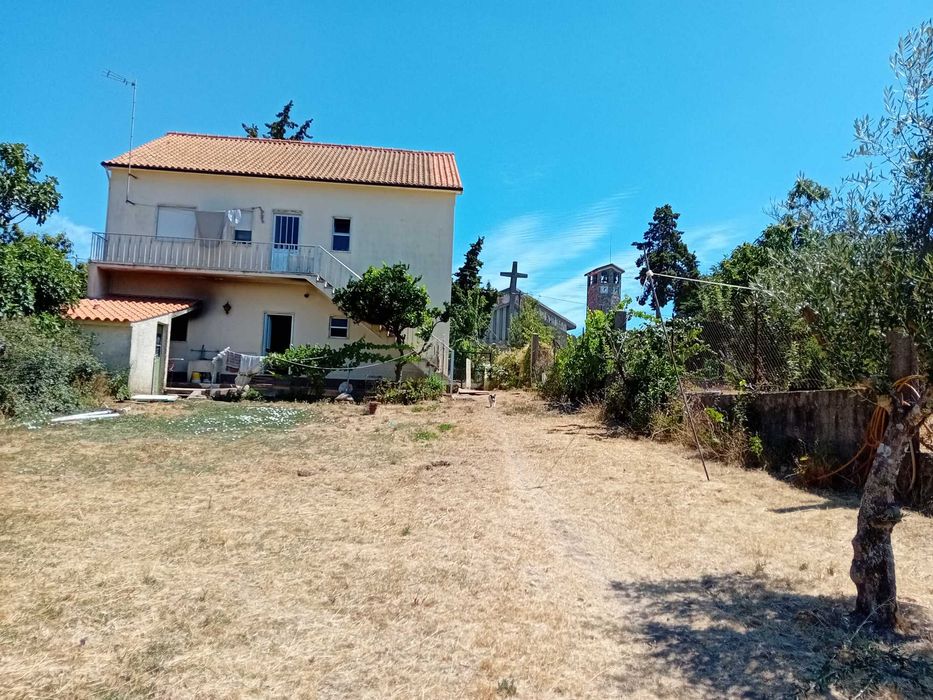Continua Disponivel - Vendo moradia bifamiliar com terreno no Estreito