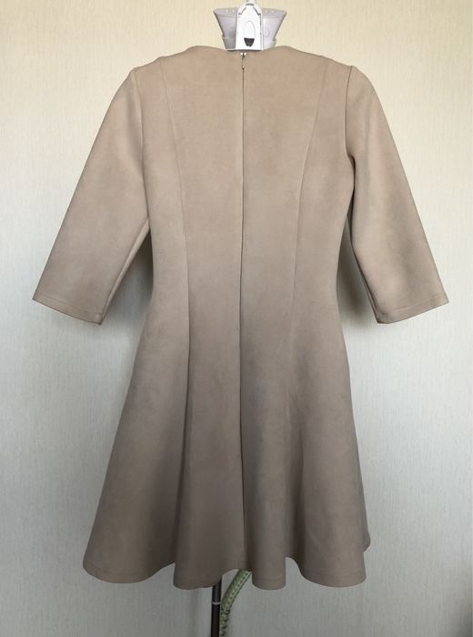 Коротка світла бежева замшева святкова міні сукня плаття