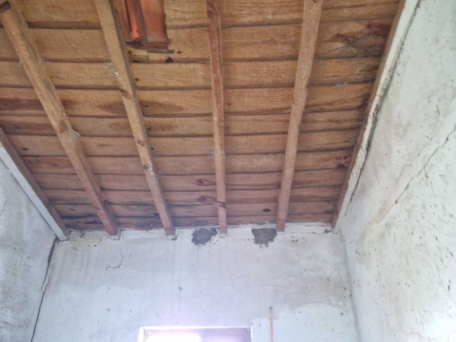 Casa para recuperar com quintal em Figueira de Cavaleiros