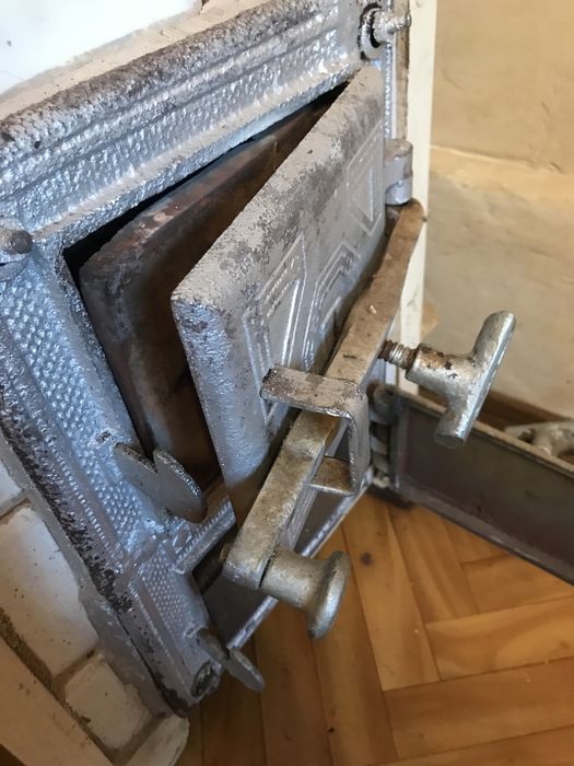 Stary piec kaflowy elektryczny, wysokość 97 cm, sprawny.