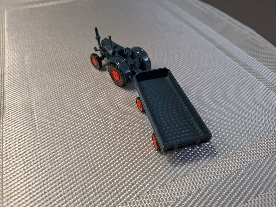 Siku traktor z przyczepą model