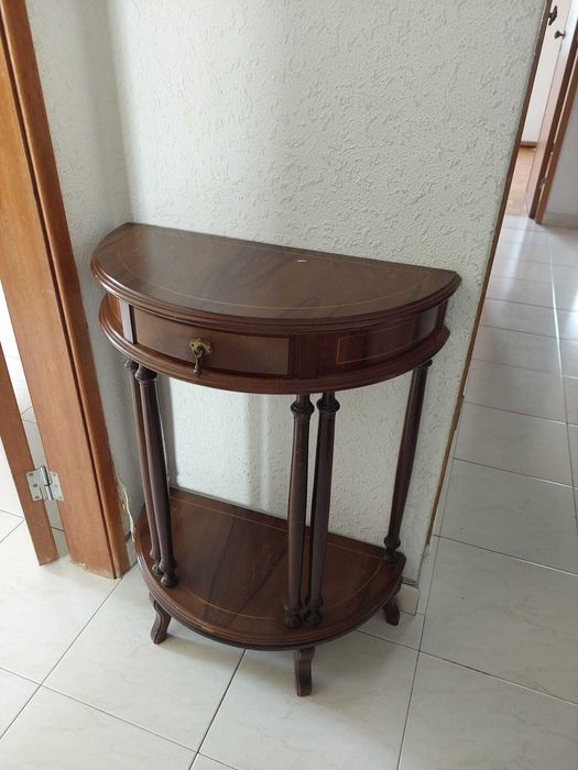 Mesa de entrada clássica com gaveta
