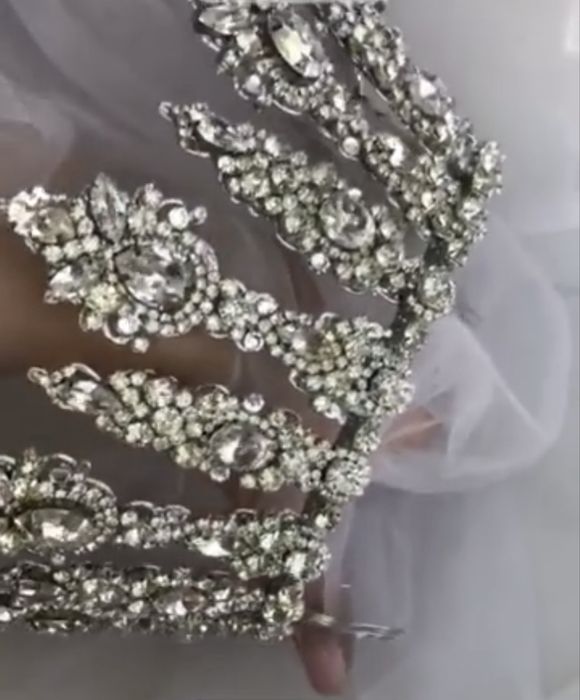 Продам КОРОНУ ручной работы из камней Сваровски