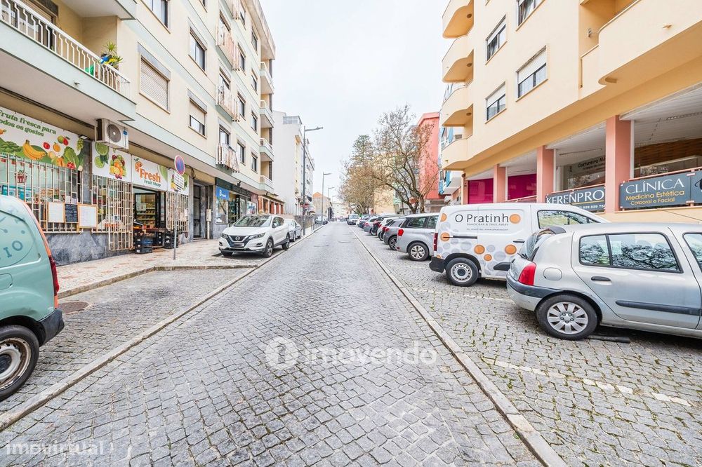Apartamento T3, com terraço e arrecadação, em Mem Martins