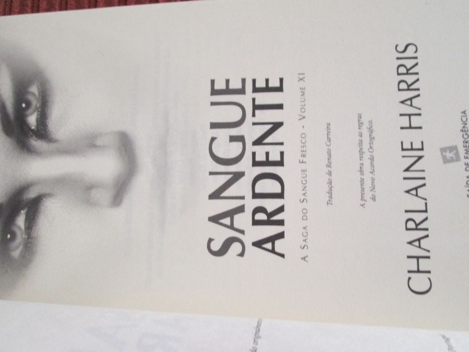 1 livro "Sangue Ardente "autora Charlaine Harris.