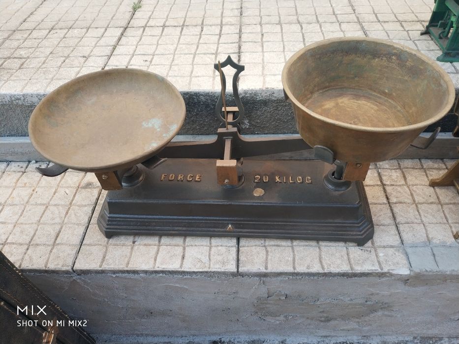 Só balanças de pesar várias e diferentes