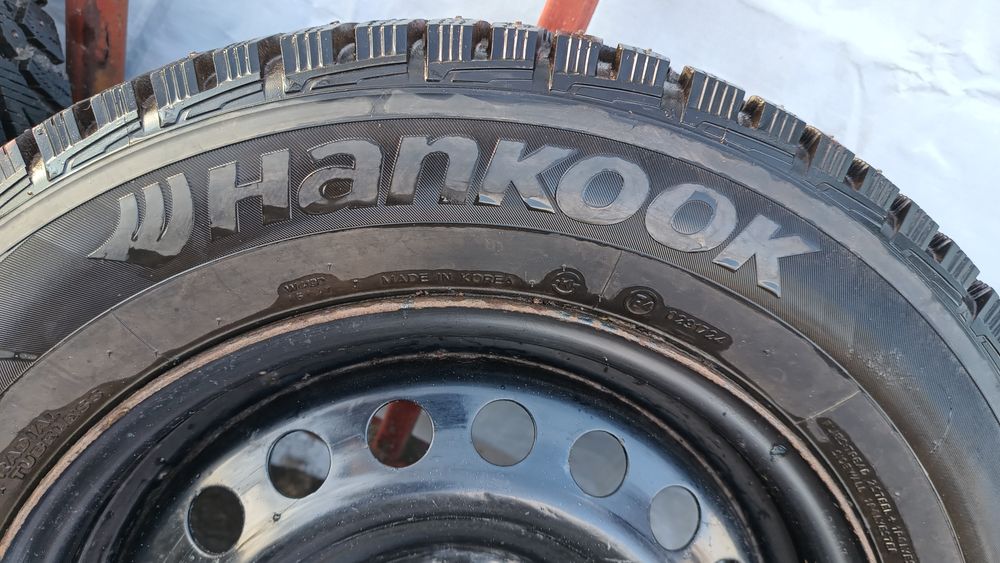 Продам шипованные зимние скаты .