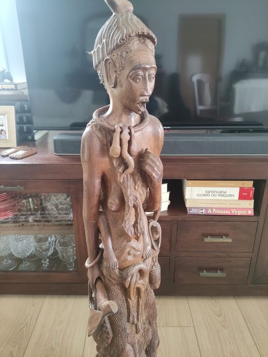 Estatueta madeira  - feita manualmente