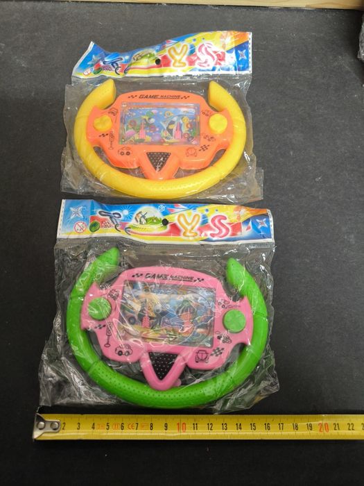 Jogo de água volante
Dois jogos de água em formato de volante, um lara