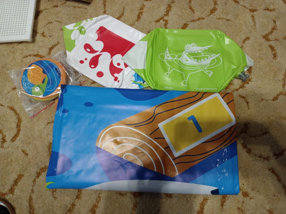 Продам напольну гру "перестрибни крокодила"