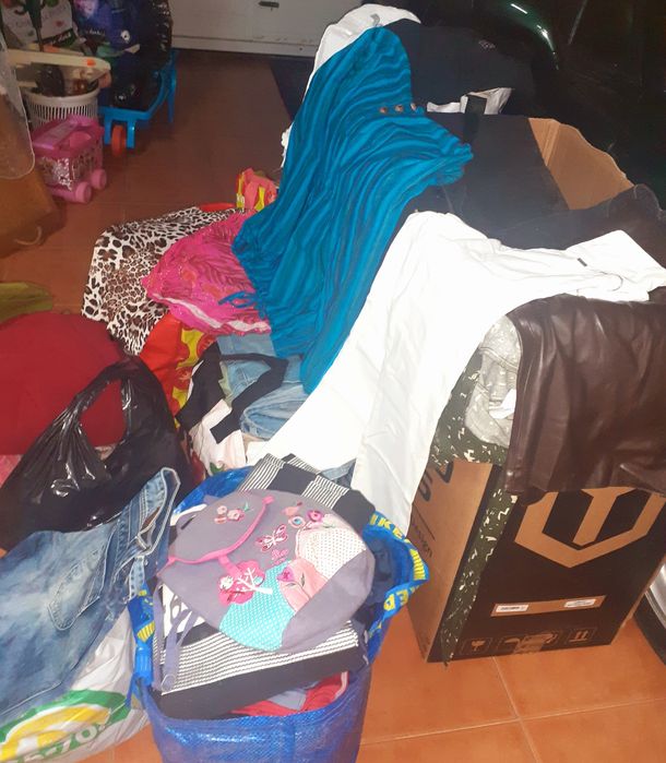 Lote de muitos sacos de roupa de varios tamanhos