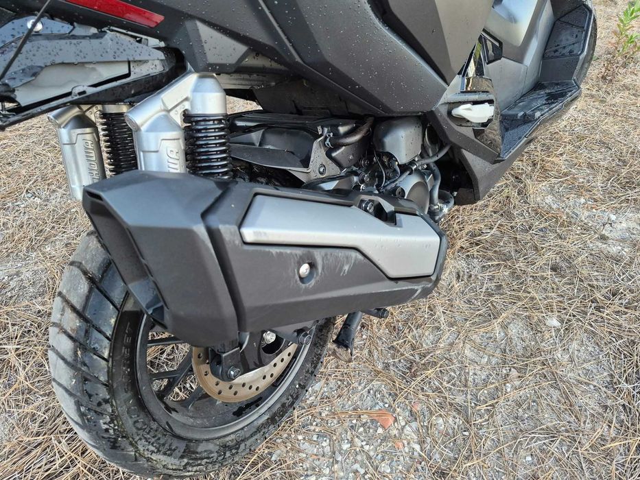 Honda ADV 350 Pequena queda
