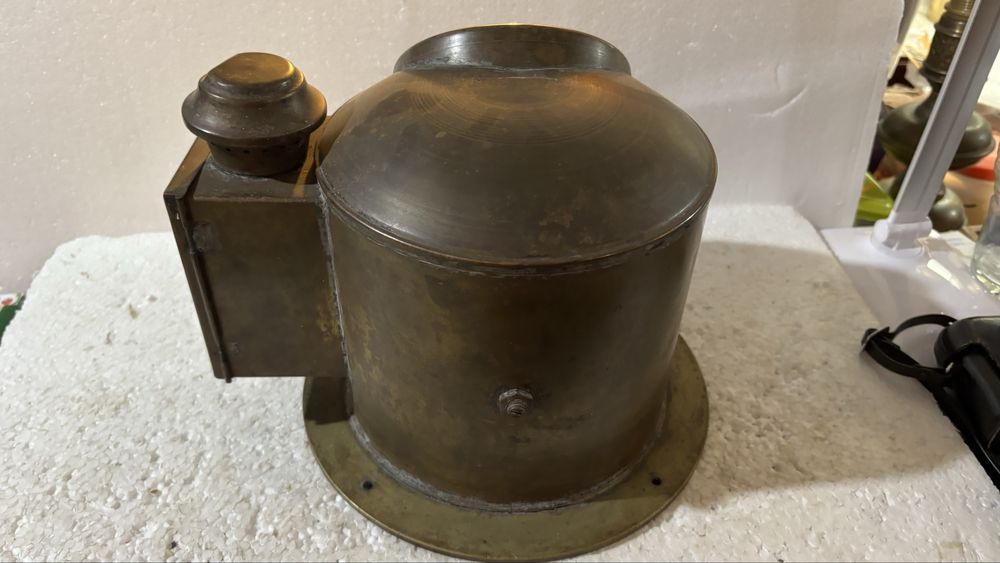 Bitacula com bussola no interior funcional