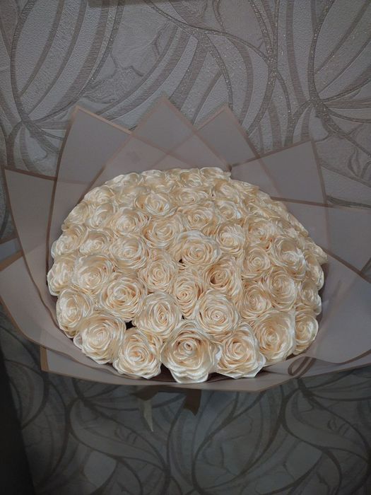 Букет роз из атласной ленты