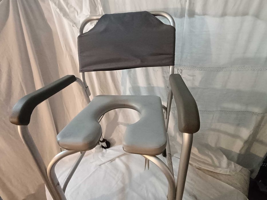 Cadeira De Banho E Sanitária Com Rodas  - nova -