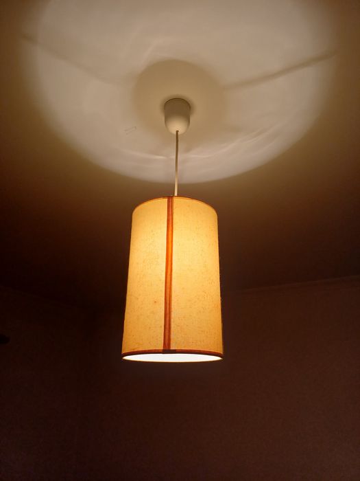 Candeeiro de teto e dois de mesa de cabeceira