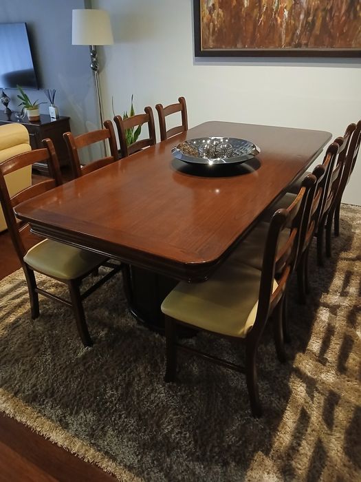 Conjunto de 8 cadeiras de sala de jantar, estrutura em madeira e assento em pele, faceis de limpar, em excelente estado de conservação.