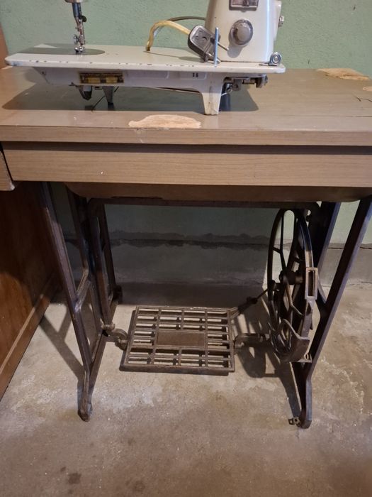 Mesa e máquina de costura antiga