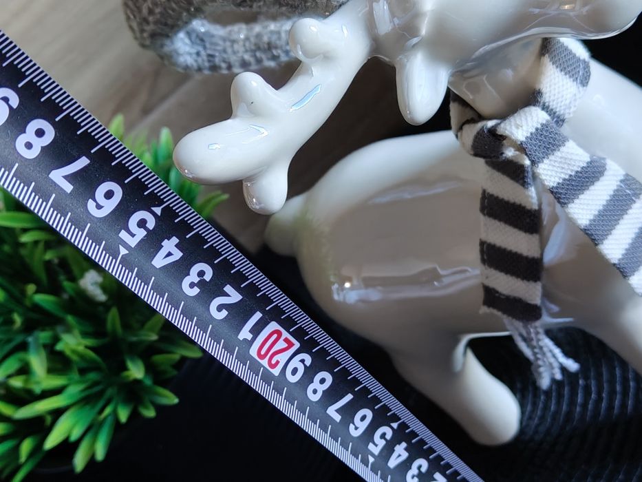 Figurka świąteczna renifer biały z szalikiem home&you