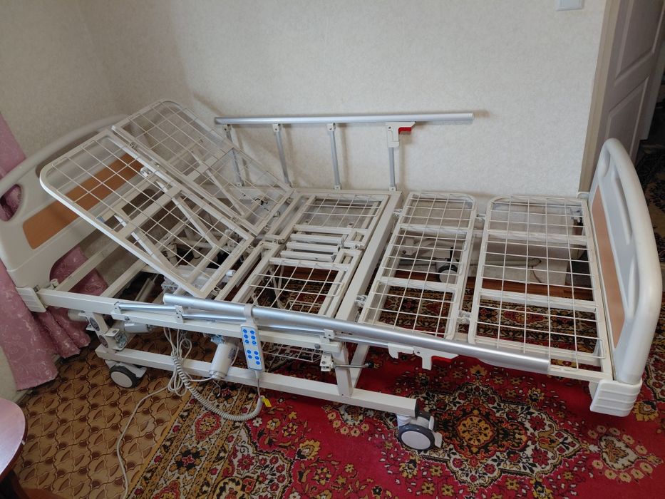Ліжко медичне електричне з туалетом