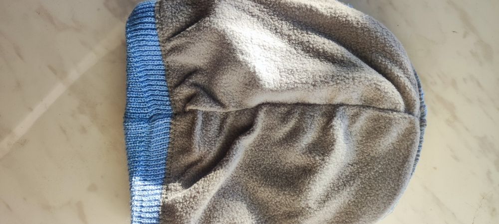 Шапка теплая на флисе голубая.