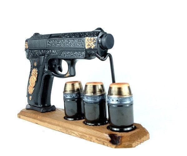 Пистолет Беретта на деревянной подставке, набор для алкоголя 0.5 л