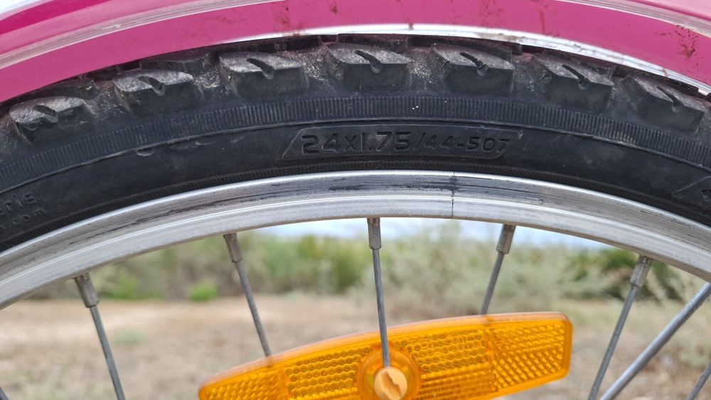 Bicicleta b'twin roda 24 com 6 mudanças e cestinho