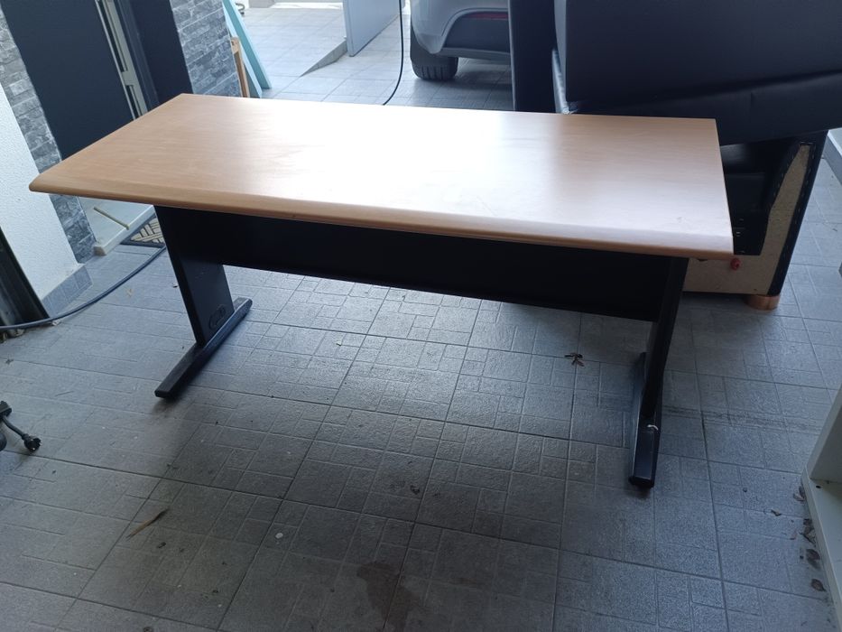 2 secretárias e 4 modulos de gavetas