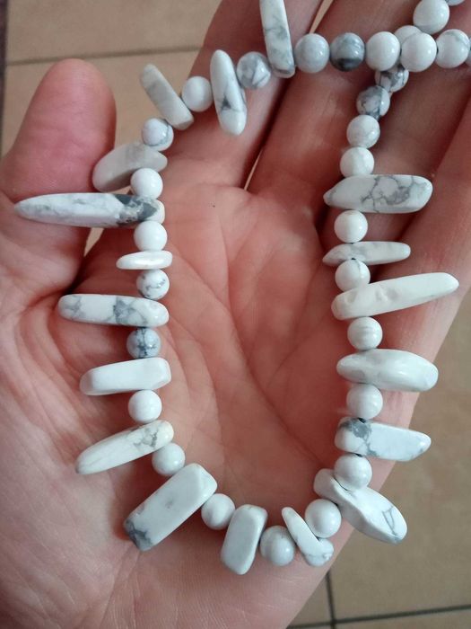 Naszyjnik z białego turkusu