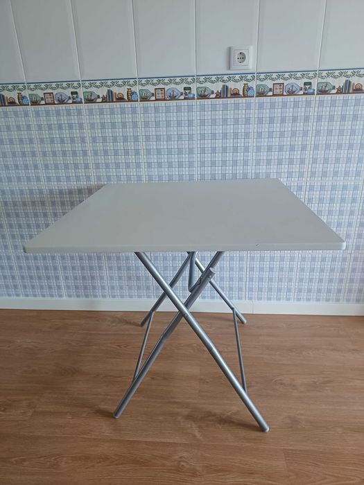 Mesa dobrável de 4 lugares em bom estado