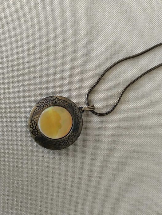 Colar com medalhão de abrir