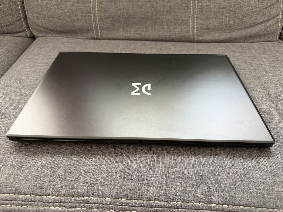 Laptop DreamMachines RTX 5060 i9-14900HX