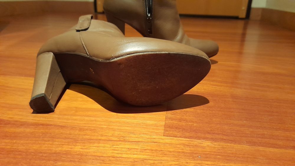 Botins de tacão cor Camel