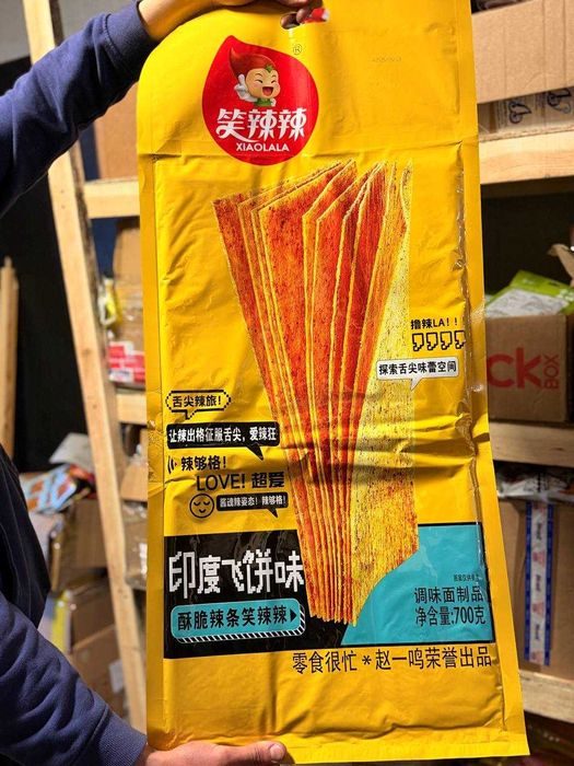 Гіганське гостер латяо-чіпси Xiaolala Spicy Latiao Chips Indian Flying Cake Flavor 900г