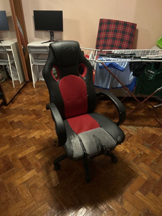 Cadeira gamer/secretária preta e vermelha – usada