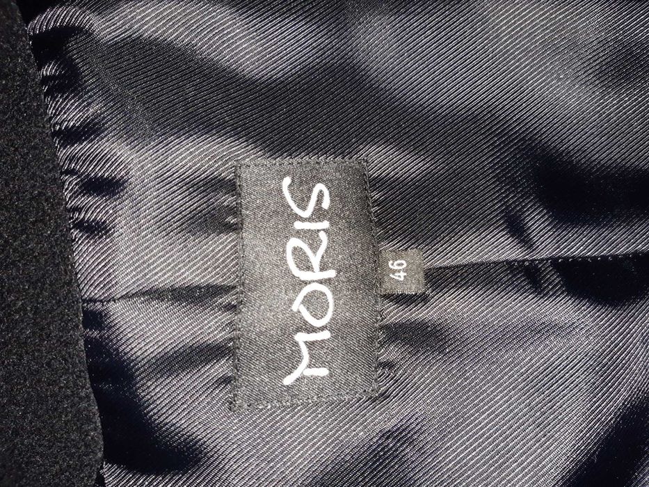 Elegancki czarny płaszcz damski z kołnierzem futrzanym – rozmiar 46