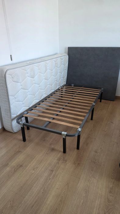 2 Camas solteiro ambas com estrados oferta de colchões, quase novos e cabeceiras